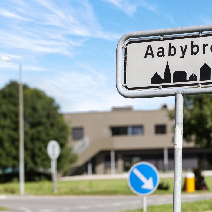 Aabybro byskilt med nybyggeri i baggrunden.