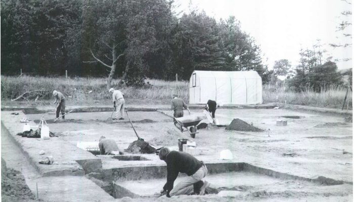Sort/hvidt foto af en arkæologisk udgravning.