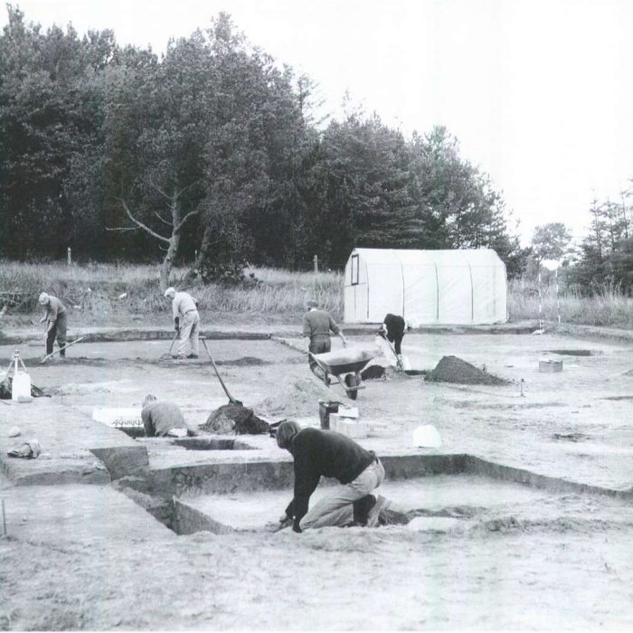 Sort/hvidt foto af en arkæologisk udgravning.