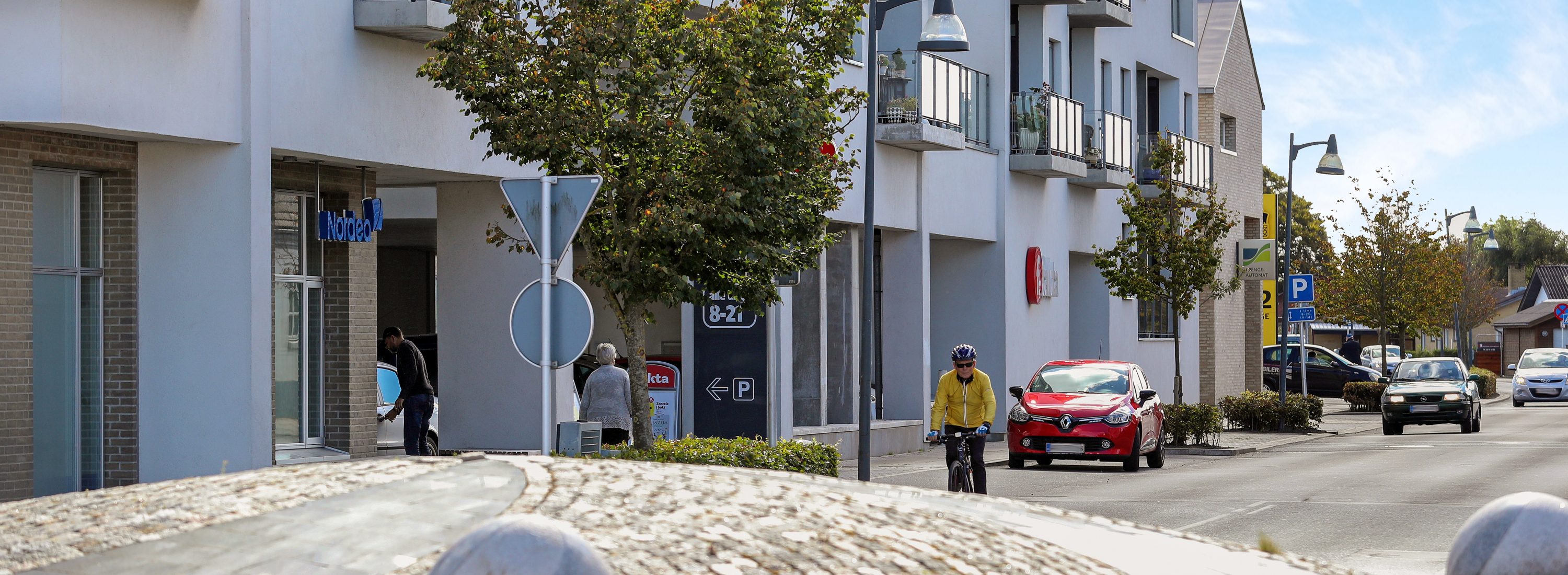 En cyklist kører gennem en gade i Aabybro.